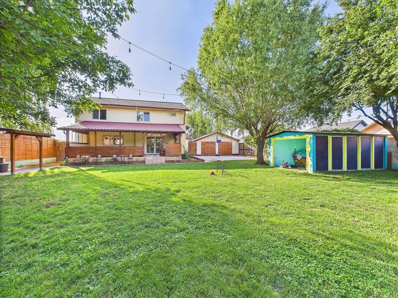Domnesti Vanzare casa P+M, 7 camere, 4 dormitoare, 4 bai, garaj 3 autoturisme