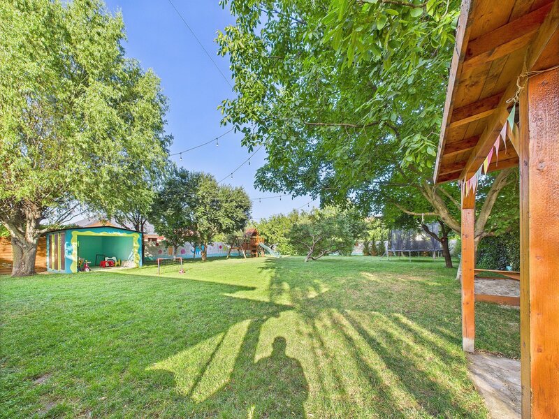 Domnesti Vanzare casa P+M, 7 camere, 4 dormitoare, 4 bai, garaj 3 autoturisme